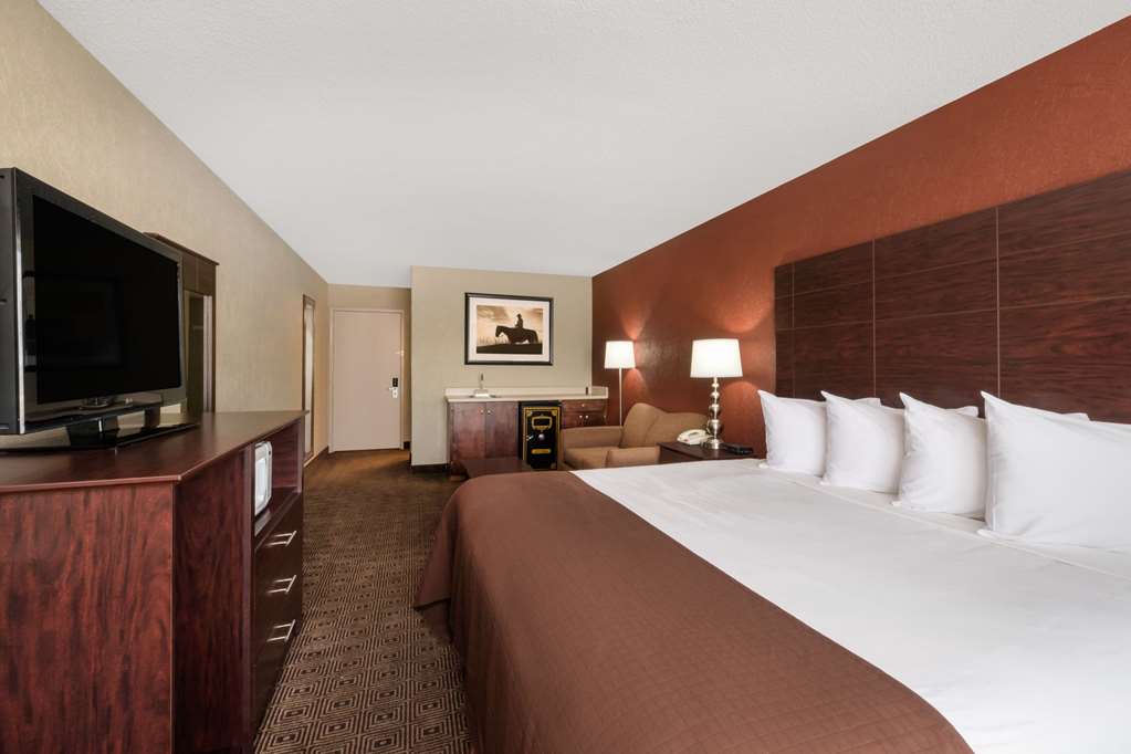 Baymont by Wyndham Midland Airport - photo 12