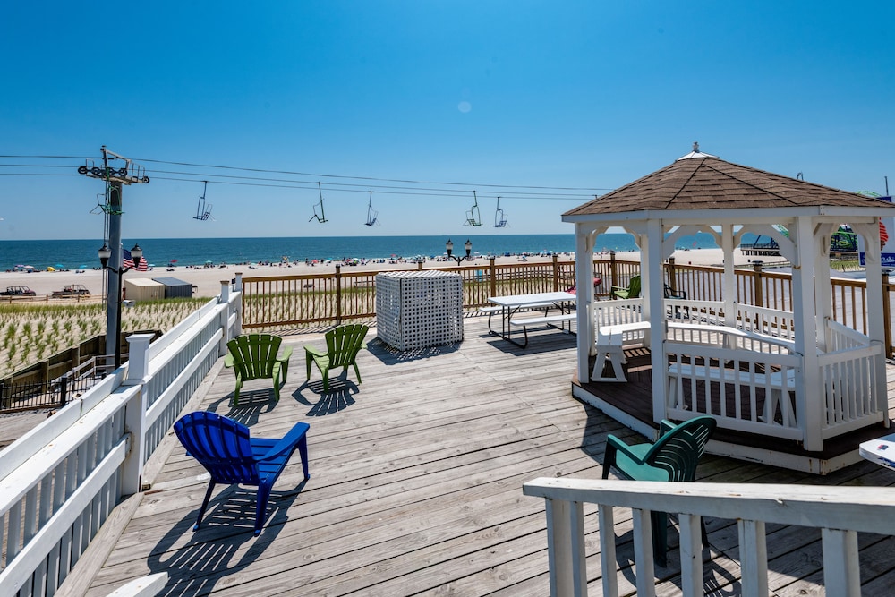 Boardwalk Hotel Charlee & Beach House Rentals - photo 58