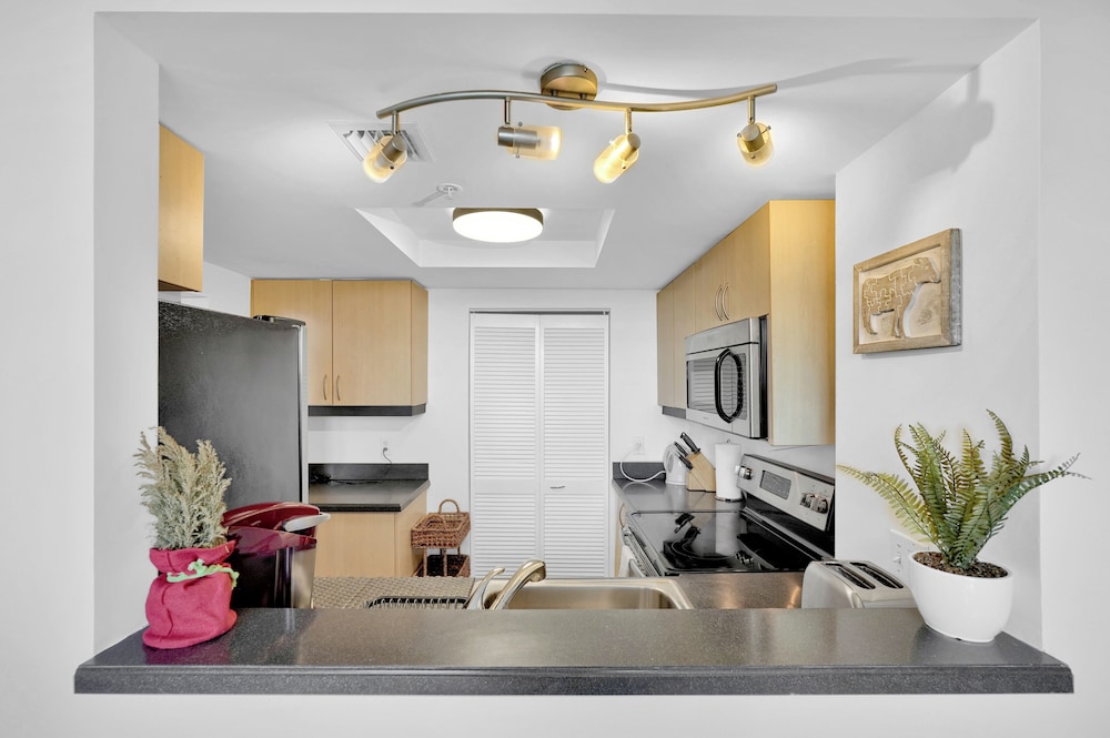 Ocean View 2bd2bth Hotel In Coconut Grove in Miami, United States