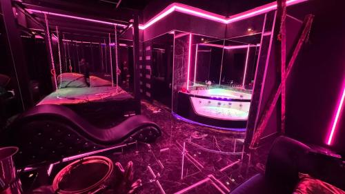 BDSM room Bydgoszcz z jacuzzi dużym tarasem i Balią zewnętrzną — 4-Star Luxury Hotel in Bydgoszcz, Poland