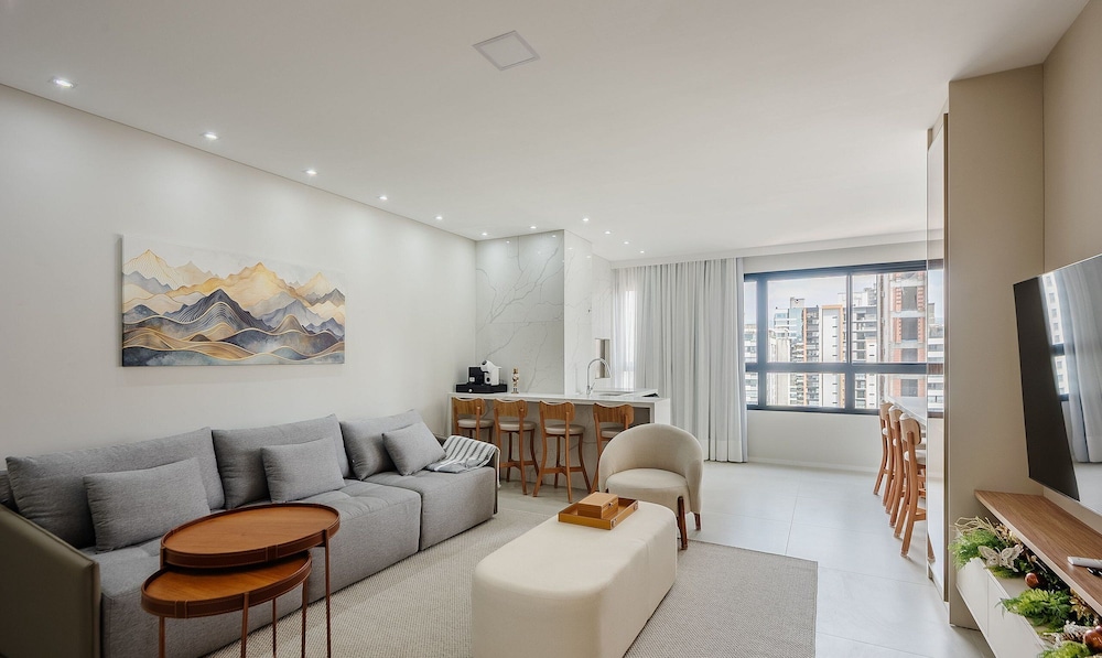 Apto Novo com 3 Suites a 600 m da Praia ELJ1201