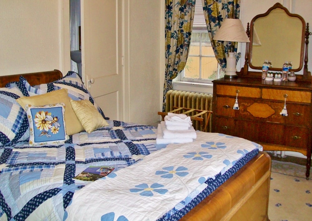 Elkhorn Inn & Theatre - photo 8