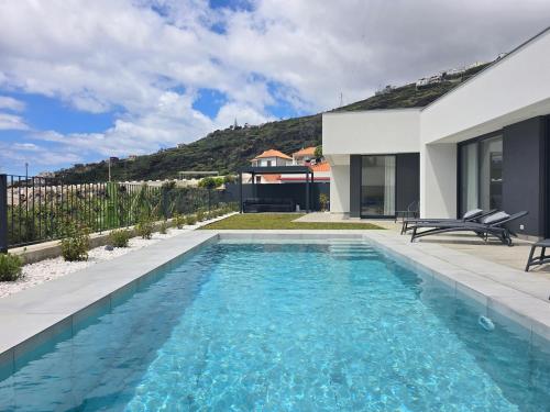 Villa Wiktoria by Pausa Holiday Rentals — 4-Star Luxury Hotel in Ribeira Brava, Portugal
