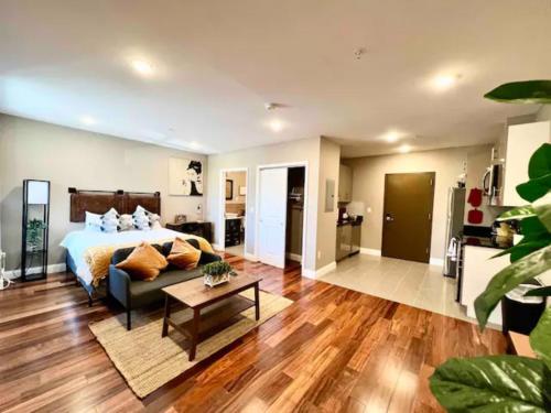 402 Stylish luxe Apt at center city self check in — 4-Star Luxury Hotel in Philadelphia, United States