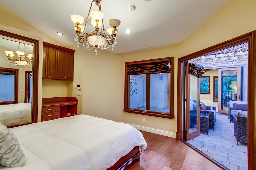 Tropical 5BR La Jolla Retreat by NamaStay - photo 6