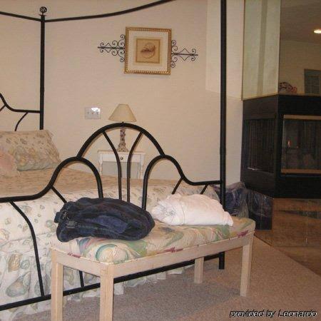Economy Inn & Suites Cedar Lake - photo 9