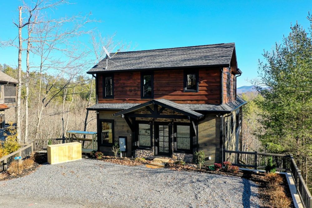 Bear Claw Cabin — 4-Star Luxury Hotel in Blue Ridge, United States