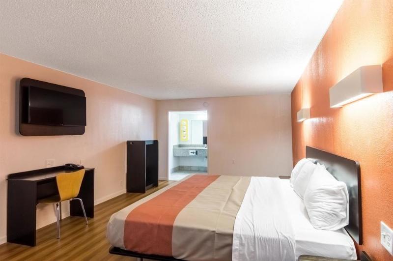 Motel 6 Clinton OK - photo 10