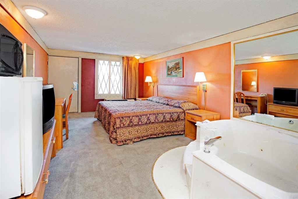 Monroe Knights Inn - photo 11