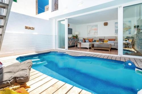 The Beach House Central location Private Plunge Pool Roof Terrace 100m to Beach — 4-Star Luxury Hotel in Costa Teguise, Spain
