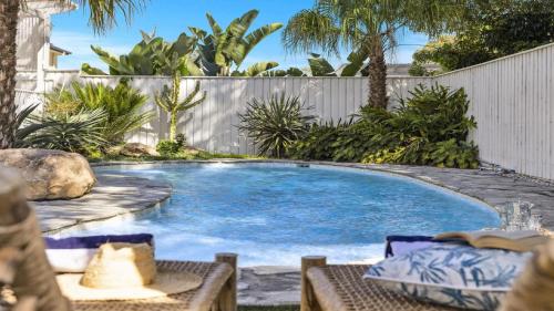 Sojourn Pool Oasis Designer Home opp Beach — 4-Star Luxury Hotel in Emerald Beach, Australia