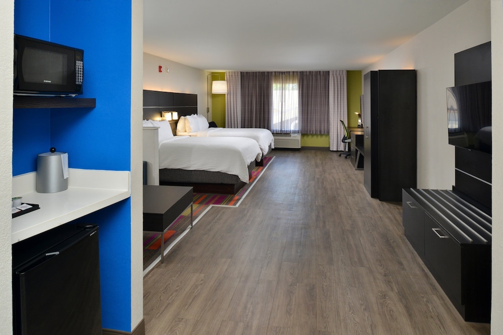 Holiday Inn Express & Suites Carthage by IHG - photo 36