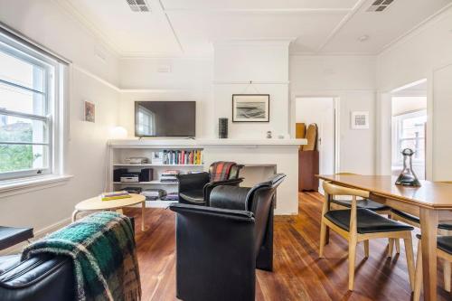 Central Flair Cultural Vibrancy & Historical Charm — 4-Star Luxury Hotel in Parkville, Australia