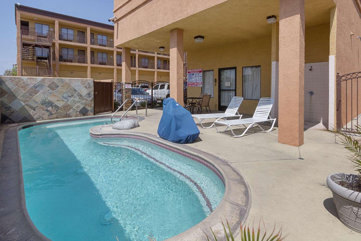 Quality Inn & Suites Huntington Beach Fountain Valley - photo 10