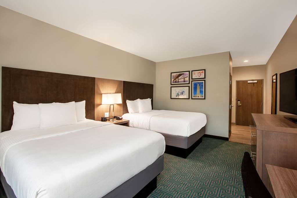 La Quinta Inn & Suites by Wyndham Lafayette Oil Center - photo 18