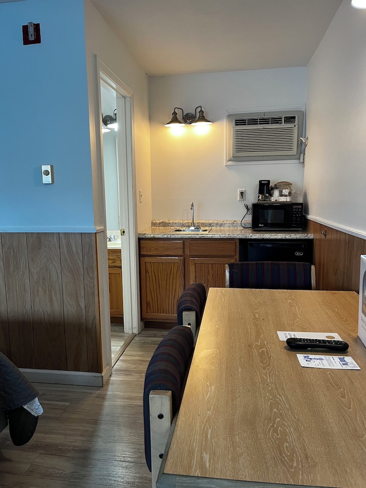 Mainsail Motel & Cottages - photo 12