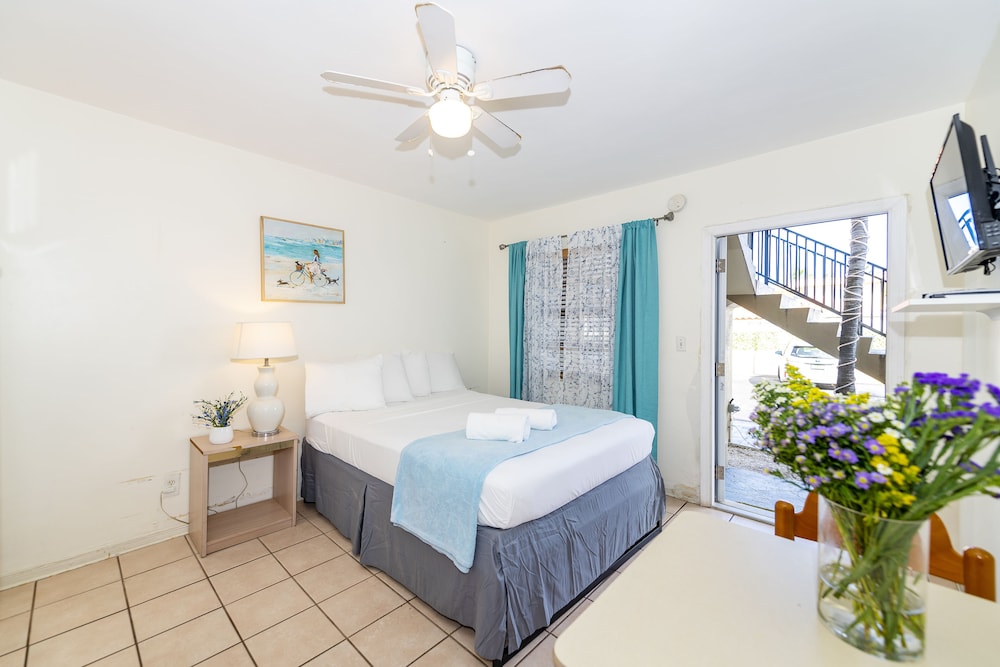 Tropic Isle Hotel and Apartment - photo 16
