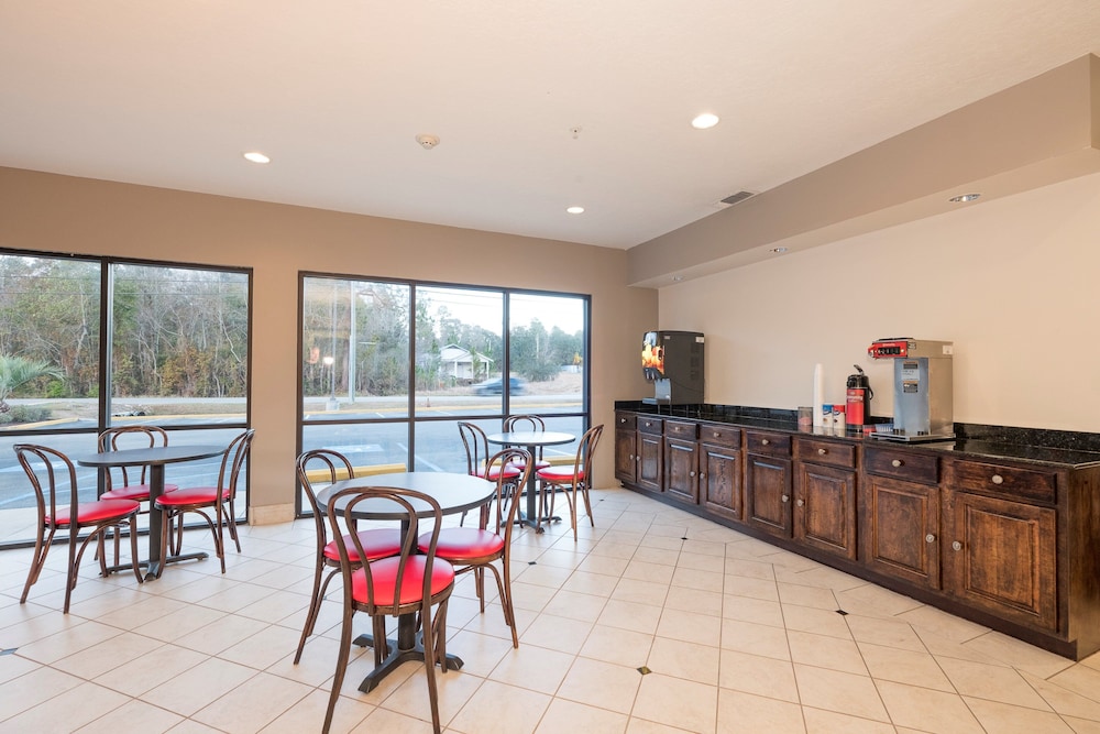 Red Roof Inn & Suites Biloxi Ocean Springs - photo 36
