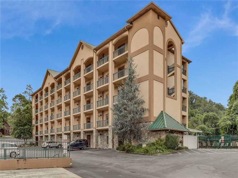 Downtown Delight 2 Bedrooms Pool Hot Tub Sleeps 6 - featured photo