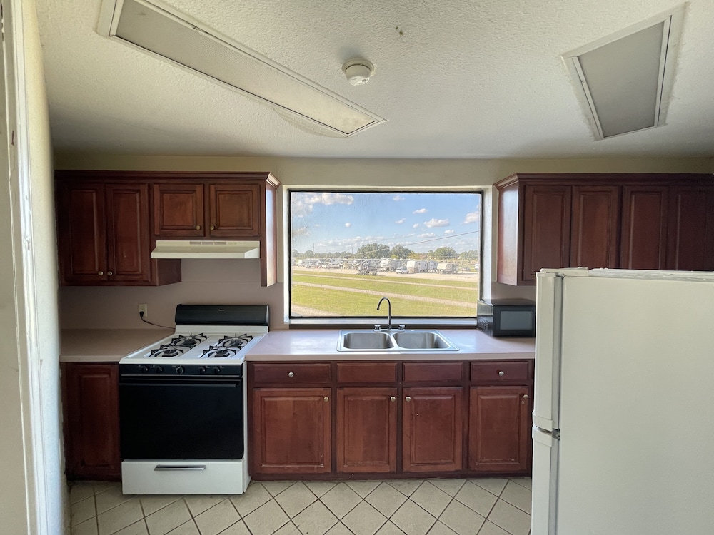 Days Inn & Suites by Wyndham Winnie - photo 15