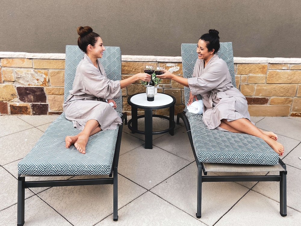 Embassy Suites by Hilton San Antonio Brooks Hotel & Spa - photo 32
