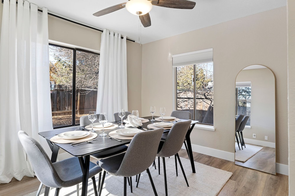 Elegant 4BD Reno Abode Close to Shops and Casinos - photo 30