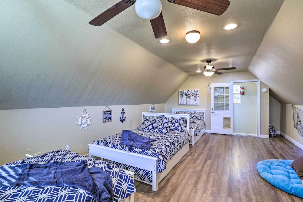Lake Granbury Getaway Family Home with Deck and Games — 4-Star Luxury Hotel in Granbury, United States