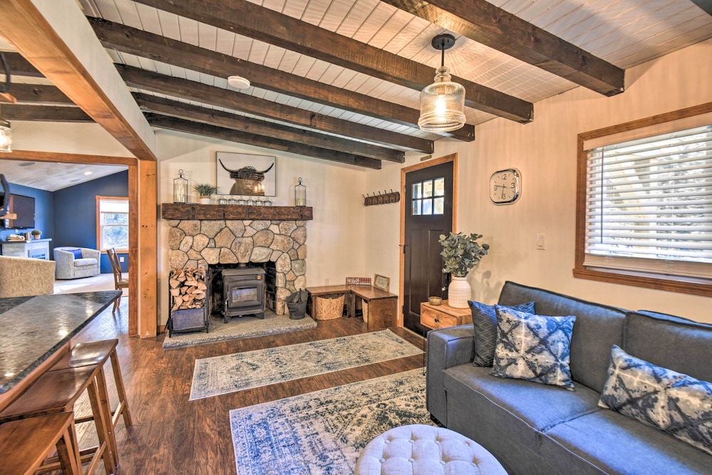 Lake Winnipesaukee Getaway w Private Beach Access — hotel in Moultonborough