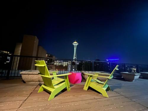 Cozy Downtown Condo Retreat with Space Needle View — 4-Star Luxury Hotel in Seattle, United States