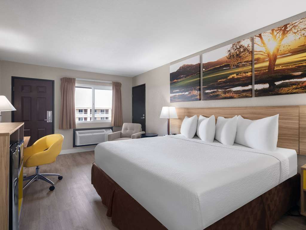 Days Inn by Wyndham Las Vegas Airport Near the Strip - photo 3