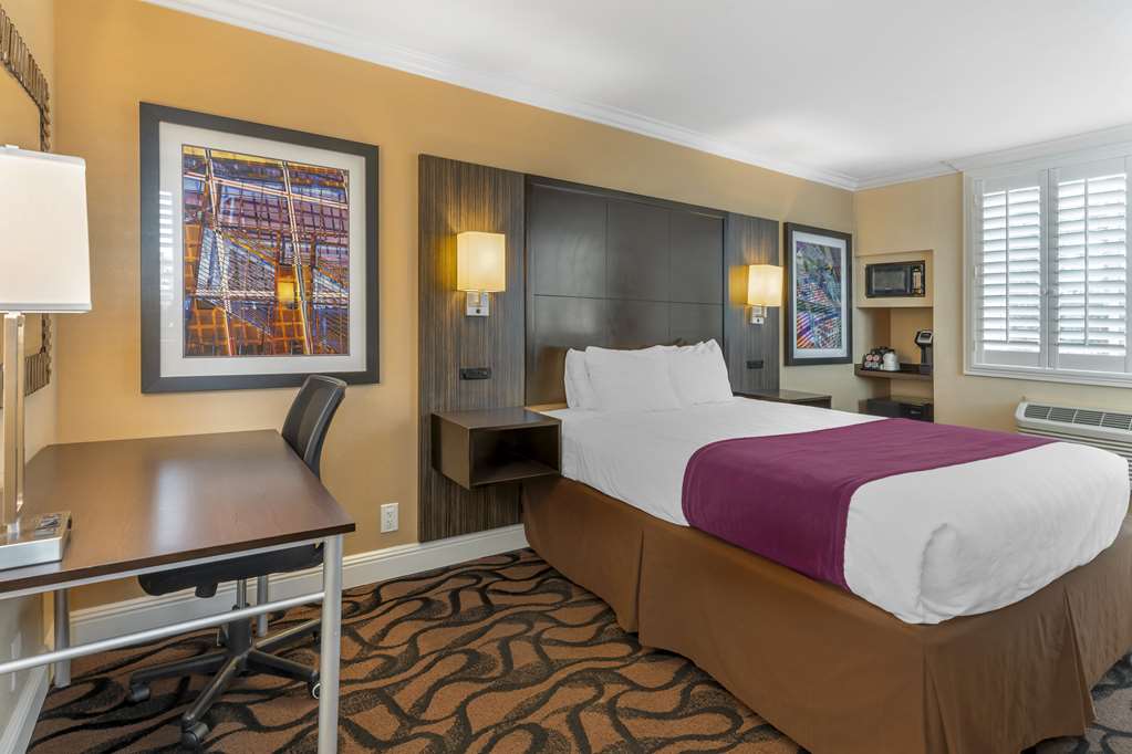 Best Western Plus Airport Plaza - photo 24