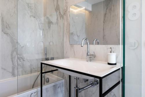 Lisbon beautiful 2 bedroom apartment with views in Rua Augusta Lisbon — 4-Star Luxury Hotel in Lisbon, Portugal