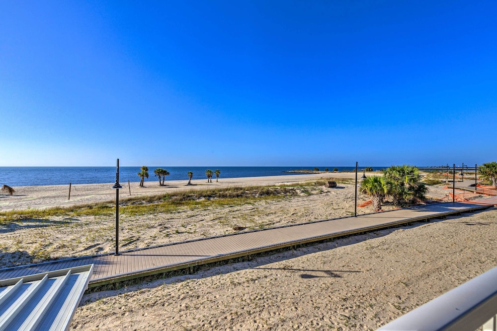 Sunny Beachfront Biloxi Condo with Resort Amenities - photo 26