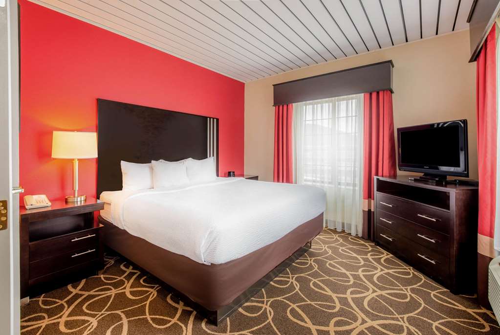 La Quinta Inn & Suites by Wyndham Elkview Charleston NE - photo 38