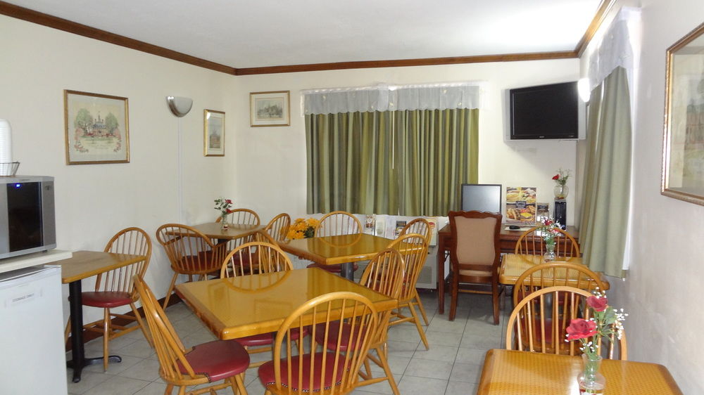 Econo Lodge Colonial - photo 9