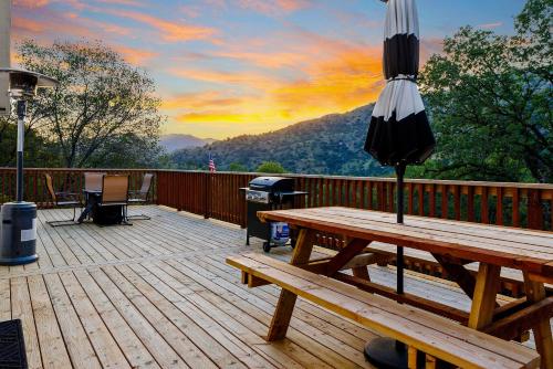 Casita 3 Rios Secluded Mountain Top Home Minutes to Sequoias & Kings Canyon — 4-Star Luxury Hotel in Three Rivers, United States