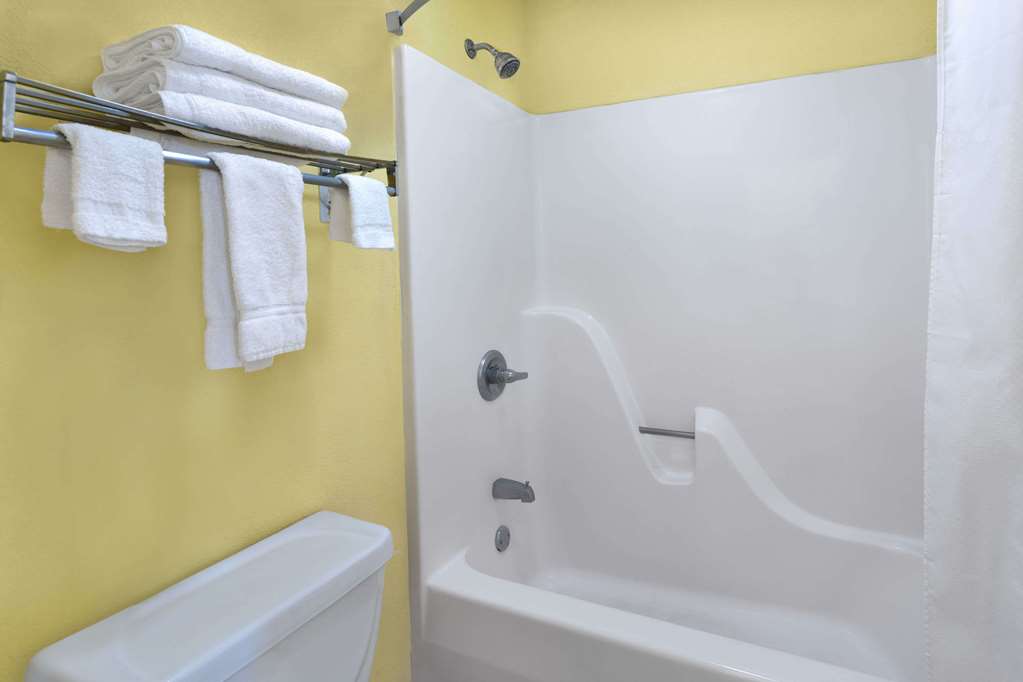 Super 8 by Wyndham Breaux Bridge - photo 15