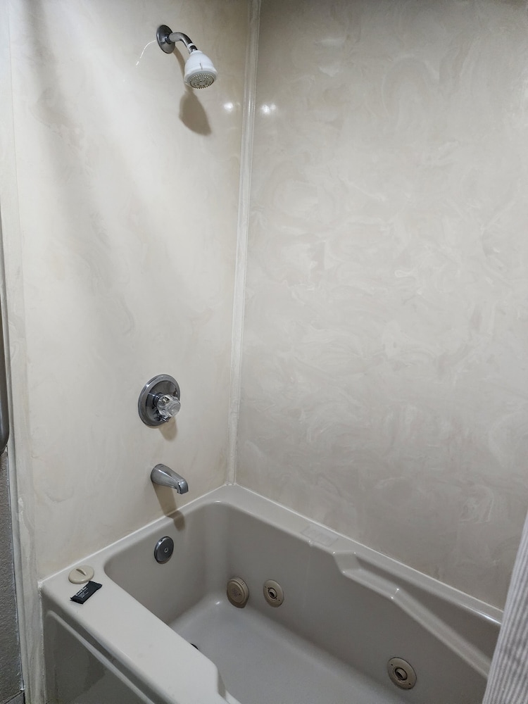 Executive Inn - photo 11