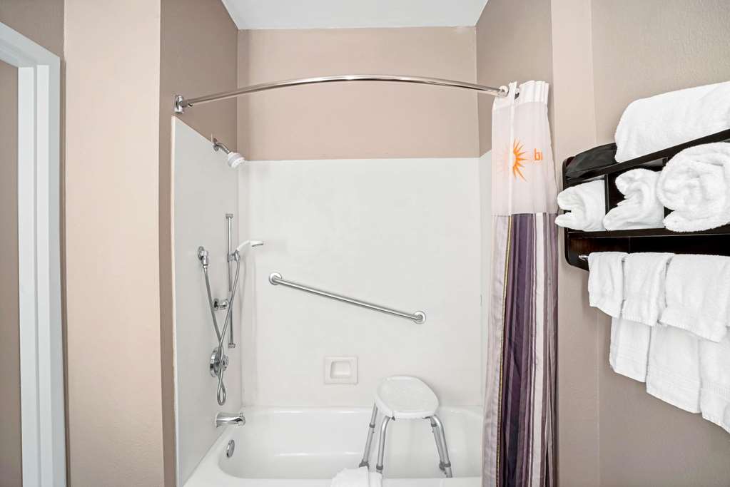 La Quinta Inn & Suites by Wyndham Lebanon - photo 10