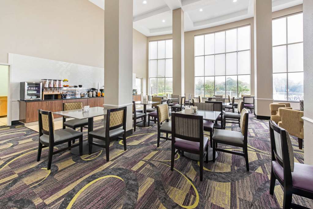 La Quinta Inn & Suites by Wyndham Bridge City - photo 26