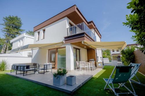 Balaton Breeze Pihenőház by BLTN in Siofok, Hungary