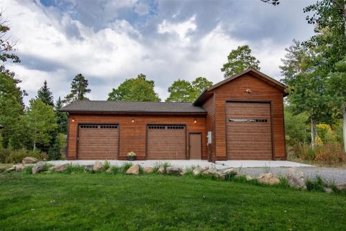 Snow Creek Lodge — 4-Star Luxury Hotel in West Yellowstone, United States