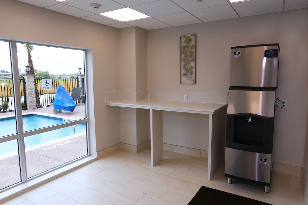 Holiday Inn Express & Suites Houston IAH Beltway 8 by IHG - photo 46