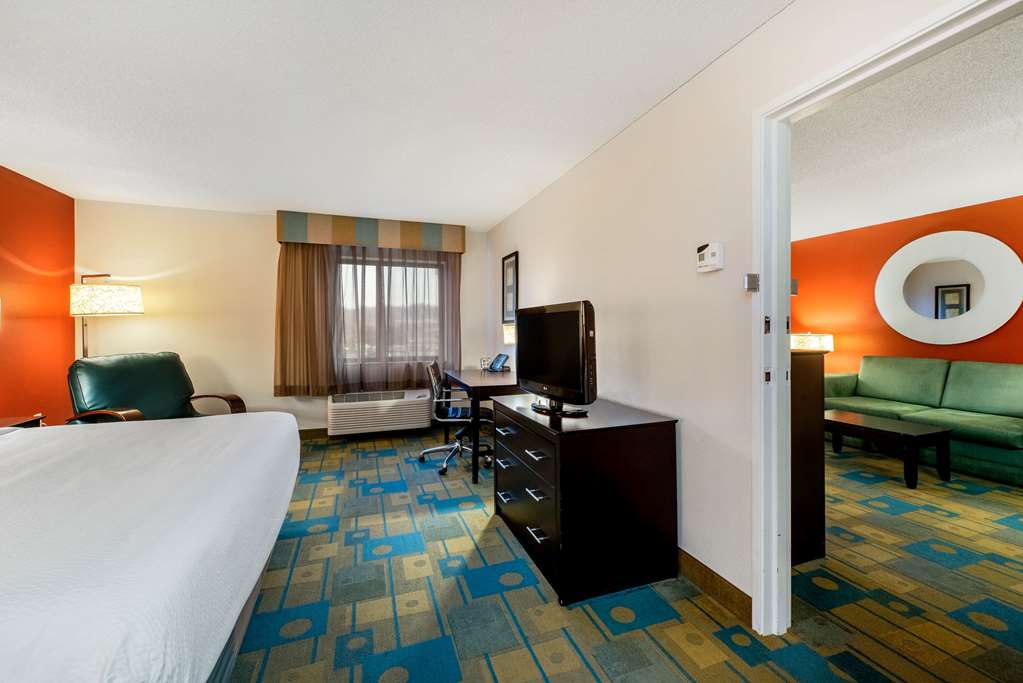 La Quinta Inn & Suites by Wyndham Mansfield OH - photo 39