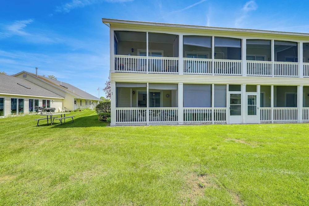 2 Mi To Drakes Island Beach Condo With Porch 19533317 — Wells