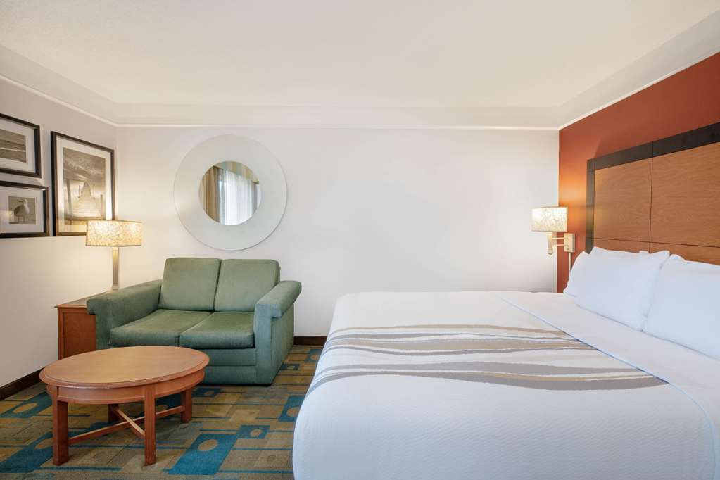 La Quinta Inn & Suites by Wyndham Ocala - photo 22