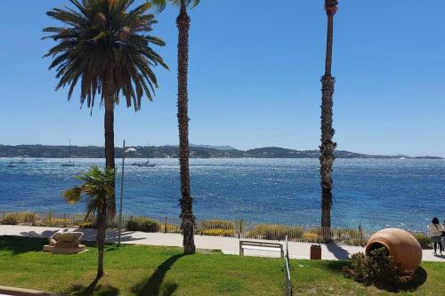 Front de Mer Emplacement Prise T2 Moderne Et Climatise Tout a Pied in Bandol, France