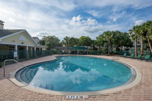 Gated Comfy 2BR Condo KING Bed Pool Hot Tub Gym WiFi Washer & Dryer AC Free Parking IDEAL FOR Medical Business Groups Relocation near Moffitt Cancer Center Tampa Palms Hunters Green Live Oak Cory Lake Isles New Tampa Wesley Chapel — 4-Star Luxury Hotel in Pebble Creek, United States