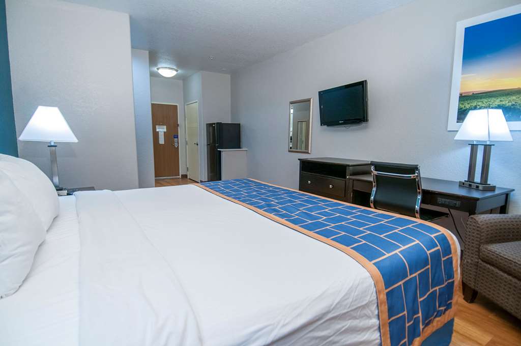 Days Inn & Suites by Wyndham San Antonio near Frost Bank Center - photo 13