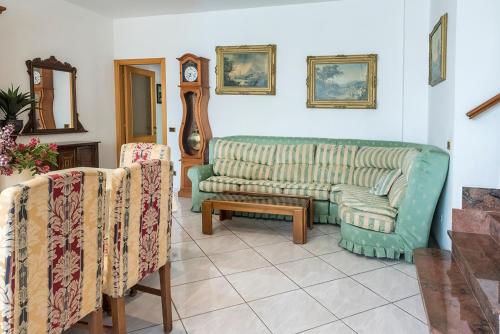 S297 Sirolo villetta pentalocale con giardino — 4-Star Luxury Hotel in Sirolo, Italy